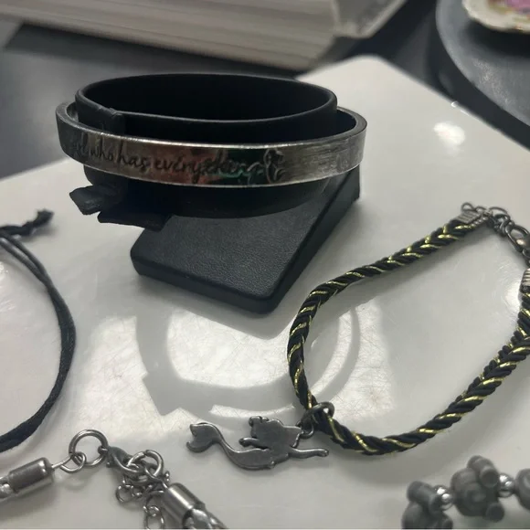 Lot of 5 Disney bracelets. - Picture 3 of 8